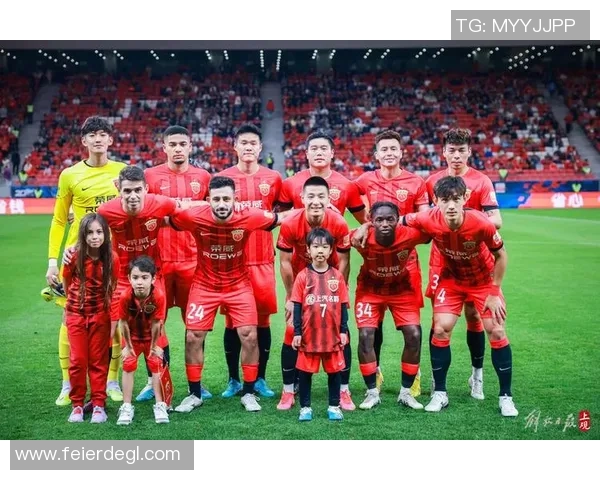 足球明星亲临球场助阵球迷梦想实现的精彩时刻