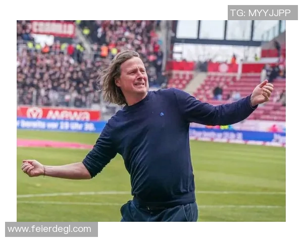 足球明星在平衡训练中展现卓越技巧与力量的精彩瞬间 足球明星在平衡训练中展现卓越技巧与力量的精彩瞬间