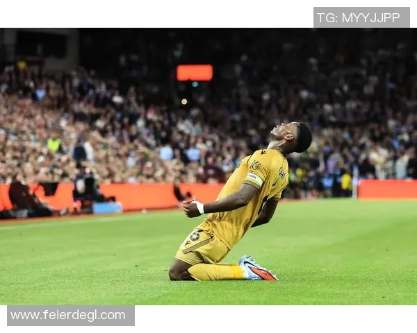 黑人足球明星展现强健肌肉魅力引发全球关注与热议